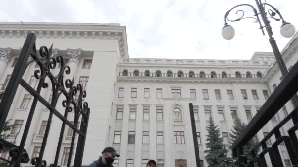 两名男女警察在基辅Bankova街上乌克兰总统官邸前检查证件。总统行政机构附近的控制和安全 — 图库视频影像