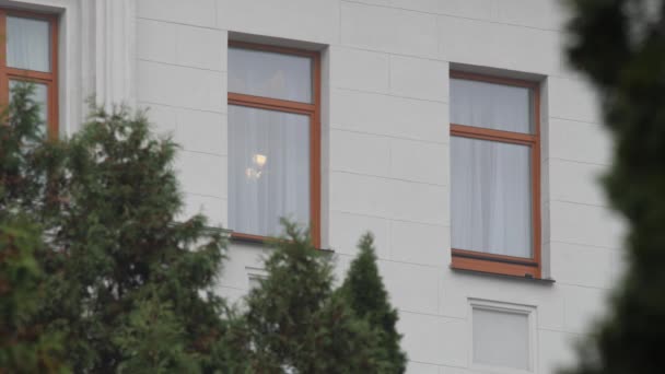 Bewaking en afluisteren van de ramen officiële verblijfplaats van de president van Oekraïne. Vensters van de administratie van de president van Oekraïne. Politici door het raam zien en bespioneren — Stockvideo
