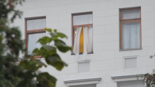 Vigilancia y escucha a través de una ventana abierta en la residencia oficial del Presidente de Ucrania. Ventanas de administración del Presidente de Ucrania en la calle Bankova en Kiev. Escándalos — Vídeos de Stock