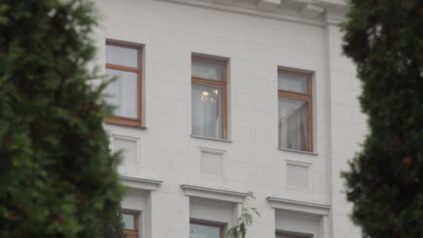 Ventanas de la administración del Presidente de Ucrania. Investigación periodística. Vigilancia y escucha de la ventana de la residencia oficial del Presidente de Ucrania en la calle Bankova en Kiev — Vídeos de Stock