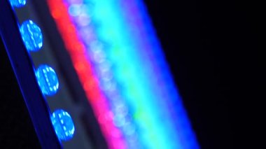 Atlıkarınca Dönme Dolabındaki Neon Renkli Işıklar. Lunaparktaki Ay Gecesi Bokeh Eğlence Bölgesi, Eğlence Endüstrisi. Bokeh 'in Tatil Geçmişi. Titreşimli Parti Işıkları Bokeh Efekti