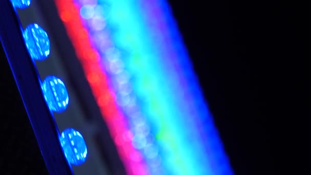 Неоновые цветные огни на колесе обозрения. Лунная ночь в Амурском парке, развлекательная зона, индустрия развлечений. Праздничный фон Боке. Пульсирующие огни вечеринки с эффектом Боке — стоковое видео