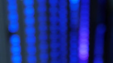 Soyut Mavi Işıklar Yavaş Hareket. Sunum Partisi Bokeh Efekti. Bulanık Parlayan Neon Mavi Işıklar. Eğlence Endüstrisi. Gece Kulübü ya da Konser Salonunun Sahne Işıklarının Titreşimsiz Işıkları