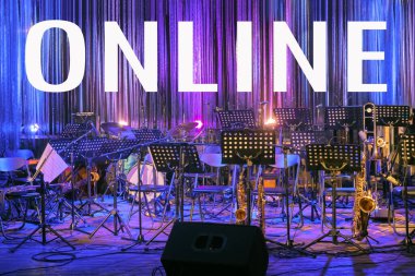 Aydınlanmış Boş Sahne 'de Yazı. New Normal 'da canlı müzik festivali. Coronavirus salgını sırasında online konser Covid-19. Çevrimiçi etkinlik. Söz Çevrimiçi Sahne Arkaplanı. Karantinada Göster