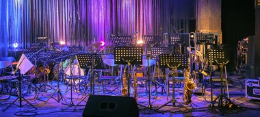 Çevrimiçi Müzik Konseri veya Etkinliği. Boş Sahne. Müzik arkaplanı. Canlı müzik. Jazz Online. İnsansız ve Müzisyensiz Aydınlanmış Sahne Müzik Enstrümanları ve Ekipmanları. Canlı yayınlar konseri. Uyarı