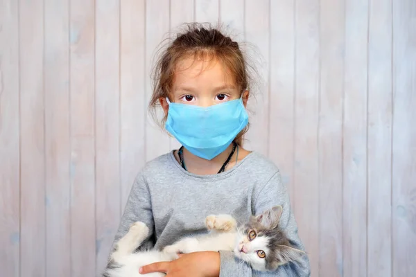 Virus Corona et enfant triste. Génération masquée. Portrait bébé fille en masque. Enfant pendant la pandémie. Petite fille et Coronavirus. Triste petite fille masquée. Petite fille et quarantaine. Enfant malheureux masqué — Photo