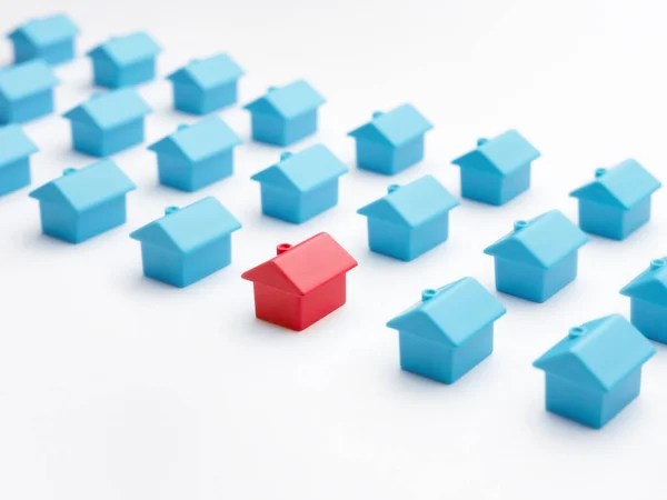 Домашній Вибір Або Вибір Нерухомості Нерухомості Модель Червоного Будинку Серед Стокова Картинка