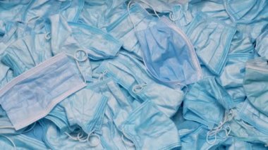 Covid-19 geçmişi ve tehlikeli çöp ya da kullanılmış maske ile tıbbi atık bulaşıcı salgını durduracak 2019. Çöp kutusuna atılmış tıbbi maske ve kırmızı metin COVID-19 ile Coronavirus kavramı