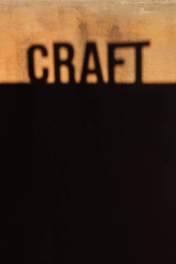 Sarı ve siyah antika eski duvardaki GTAM yazısında harf gölgesi. Restoran menüsü kapağı tasarımı ile retro ya da grange tarzı poster ya da metin alanı ile şablon şeklinde yazılmış sözcük sanatları