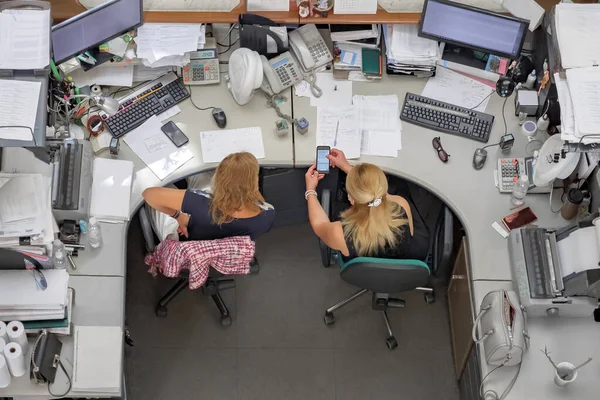 Çalışanlara Yerlerine Telefonla Ulaşan Ofis Yöneticisi Kadın Ofiste Akıllı Telefon — Stok fotoğraf