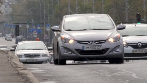 Automobily přepravují a projíždějí automobily dojíždějící do práce na silniční dopravě. Vozidla pohybující se po silnici nebo spousta aut a van na rušných ulicích města s městskou dopravou v Kyjevě nebo Kyjevě Ukrajina — Stock video