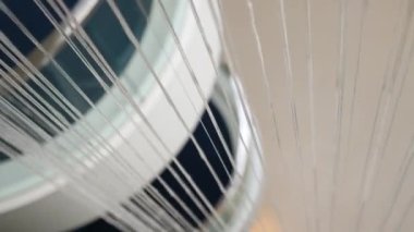 Yapay şelale fıskiyeleri tavandan veya iç kısımdaki dekoratif fıskiyelerden aşağı akar. İplik teli iyi hareket su duvarı iç ofis binasındaki cam evde şelale tasarımı.