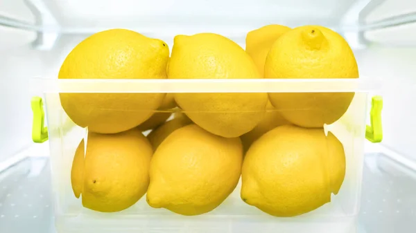 Yiyecek depolama konteynırları limonlu buzdolabı sağlıklı yenen taze meyve buzdolabı C vitamini depolama bağışıklık sistemi güçlendiricileri. Soğuk limon buzdolabı limonata detoks meyve suyu. Plastik kutuda olgun meyve suyu.