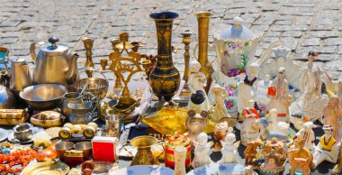 Antika bit pazarı Kiev, Ukrayna. Antika eşyaları satmak ve almak ve porselen koleksiyonu yapmak. Antika pazar afişi. Antika pazarı antika eşya brocante satıyor. Çarşı antikaları hatırası.