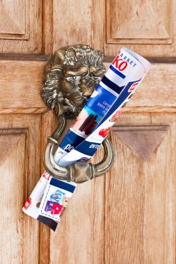 Spam Gazetesi Posta Servisi 'nin reklam gazetesi. Daily Magazine kapımızda. Yerel gazete dağıtım dergisi. Günlük gazete kapıya teslim edildi. Gazete reklamlarının dağıtımı