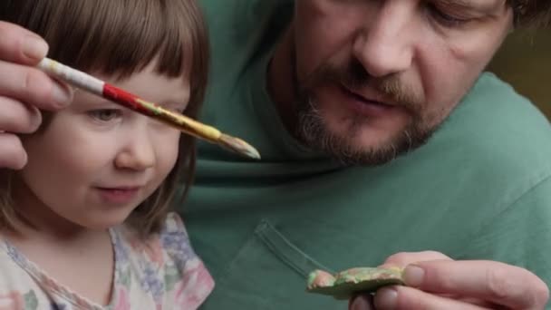 Padre e figlia che dipingono insieme disegni di famiglia fatti a mano arte bambino. Close up pittura famiglia papà e capretto creativo tempo insieme disegnare artigianato bambino arte educazione disegno vernice ragazza artigianato bambino — Video Stock