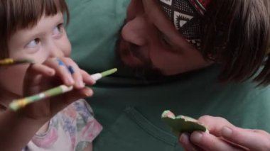 Aile sanatı öğrencilerinin resim çizimlerini yakın plan yap. Aile sanatı çocuğuyla, babasıyla, kızıyla ve babasıyla vakit geçirmek. Çocuklarla birlikte resim yapmayı öğreten aile kavramı.