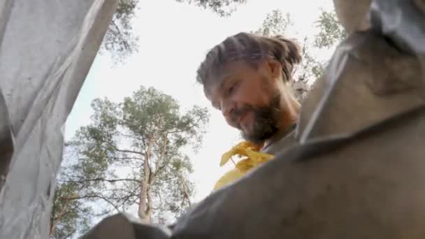 Limpe o ambiente do dia e recolha de lixo de plástico. Homem limpando floresta um parque. Altruísmo. A recolher lixo. masculino coleta lixo pessoas voluntário trabalho verde pensando no futuro natureza limpo planeta — Vídeo de Stock