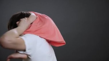 Baba küçük kızını sırtında taşıyarak oyalanıyor. Mutlu kız babasının arkasını kolluyor. Çocuk birlikte eğleniyor. Eğlenceli aile babası ve kızı onu hava oyununda döndürüyor.