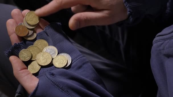 Manos pobres monedas de dinero. Contando monedas en mano de cerca. Depresión economía crisis problema financiero. Pobreza. Ahorro de dinero. Desempleo. Palm of hand counting money coins Euro centents. Empobrecimiento — Vídeos de Stock