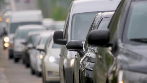 Många bilar rör sig långsamt på väg stadstrafik. Trafikstockningsbilar. Upptagen gata scen stad fordon trängsel transport bil trafik sylt rusa motorväg stad motorväg. Trafik på väg i städer slow motion — Stockvideo