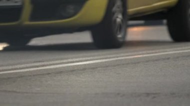 Meşgul şehir trafiği otoyolu hareket halindeki tekerlek manzaralı araba yolu şehri. Otoyol trafiği caddesindeki arabaları kapatın. Şehir trafiği araçları karayolu otobanında hareket araçları