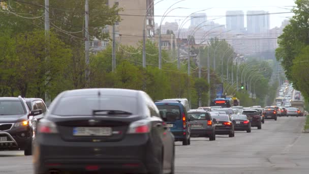 Kiev stad verkeer auto. Druk verkeer jam straat Kiev. Drukke straat scene stad voertuig congestie. Woonwerkverkeer auto verkeer wegvoertuigen verplaatsen op avenue rush. Oekraïne straat stad Kiev — Stockvideo