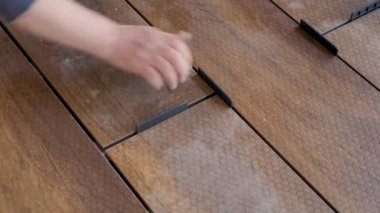 Marangoz güverte tahtalarını tahta panele yerleştirir. Döşeme döşemesi, inşaat ustası, bina yenileme güvertesi ahşap döşeme döşemesi. Ana güverte zeminini onar