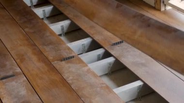 Zemin döşeme tesisatı, inşaat evi yenileme güvertesi ahşap döşeme döşemesi. Tahta panellerin ana güverte zeminini onarın. Marangoz tahta döşeme tahtalarını döşedi