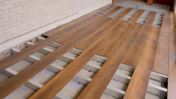 Bodenverlegearbeiten Bau Haus Renovierung Gebäude Holzdeck Dielenboden Holzbelag. Reparatur zu Hause Deck Boden aus Holzplatten verbinden. Tischler setzt Dielenboden aus Holzplatten — Stockvideo