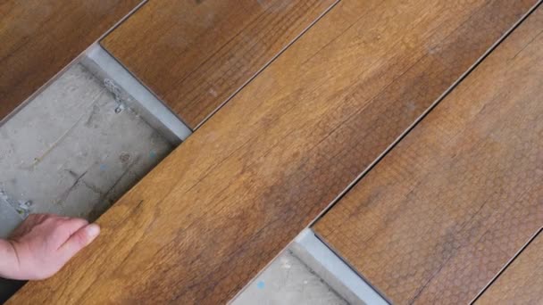 Reparación piso de cubierta de madera paneles de conexión. Carpintero establece tableros de cubierta panel de madera del piso. Trabajos de instalación de pisos construcción renovación de viviendas construcción tablón de madera cubierta cubierta de madera — Vídeos de Stock