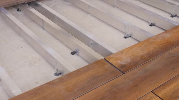 床のインストール作業工事改修木造デッキ板木製の床カバーを構築します。木製パネル接続のホームデッキフロアを修復します。カーペンターセットデッキボードフロアウッドパネル — ストック動画