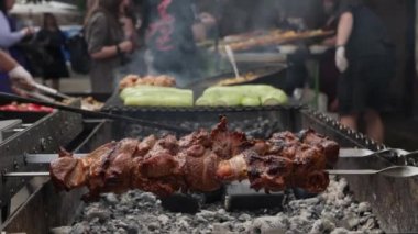 Şiş kebap ya da kömür üzerinde barbekü şiş kebap. Kızarmış et lokantası sokak mutfağı. Etli ızgara leziz ızgara barbekü partisi. Şiş ızgarası yakın çekim. Yemek dışarıda.