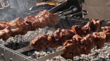 Kızarmış et lokantası sokak mutfağı. Dışarıda yemek var. Şiş kebap ya da kömür üzerinde barbekü şiş kebap. Şiş ızgarası yakın çekim. Hazır et ızgara leziz ızgara barbekü partisi.