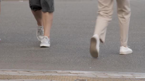 Fermez les pieds chaussures de marche de rue. Piétons trottoir rue gens abstrait ville pieds marchant gens route jambes traversant la route. Les gens anonymes marchant pieds chaussures jambes fermer ville vie — Video