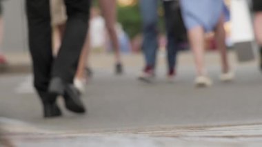 Yaya kaldırımları sokak insanları şehir ayaklarını soyutlayıp insanların yoldan karşıya geçmelerini sağlıyorlar. Bulanık insanlar yürüyüş ayakkabıları, bacaklar kapalı. Zamanımızın en yakın ayaklı sokak yürüyüşü şehri.