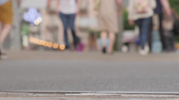 Vanliga människor promenader gatan trottoar stad i sommaren stadslivet. Slow motion människor gå i gågatan suddiga stadslivet. suddiga personer promenader trottoar stad abstrakta människor oigenkännlig — Stockvideo