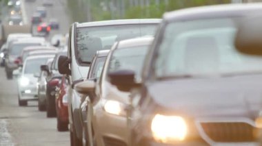 Trafik sıkışıklığı trafik caddelerini doldurdu. Yoğun trafik trafiği trafiği trafik sıkışıklığı otoyol trafiği şehir hayatı. Trafik arabası trafik konseptinde yavaş hareket ediyor. Sabah işe gidişi