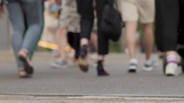 Sokak insanları, isimsiz kalabalık şehir. Sokakta yürüyen tanınmayan insanlar. Kaldırımda yürüyen bulanık insanlar soyuttur. Caddeden geçen yayalar kalabalık bir şehirdi. Yüzleri yoktu.