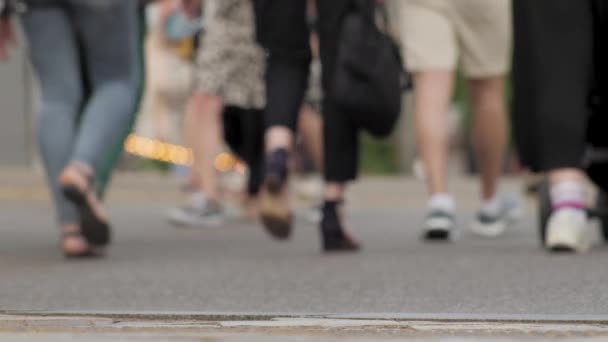 Sidewalk Street människor anonym publik stad. Oigenkännliga människor som går på gatan. Suddiga personer vandrar trottoaren stad abstrakt. Fotgängare korsar gatan en upptagen stad trångt folk inget ansikte — Stockvideo