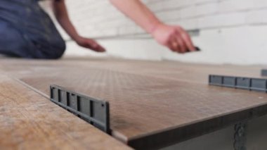 Marangoz güverte tahtalarını tahta panele yerleştirir. Döşeme döşemesi, inşaat ustası, bina yenileme güvertesi ahşap döşeme döşemesi. Ana güverte zeminini onar