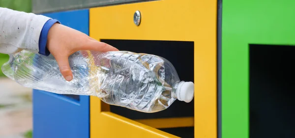 Çöp kutusu. Çocuk eli plastik şişe fırlatma çöp konteynırını çöp toplama kutusunu düzenleme. Kapatın elinizi plastik çöp kutusuna koyun. Çocuk çöpü geri dönüşüm kutusu. Çocuk plastik çöp kutusunu geri dönüştürüyor