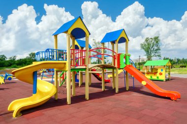 Renkli oyun alanı boş. Açık hava oyun alanı seti. Çocuk parkı ekipmanları. Oyun alanı. Oyun bahçesi. Çocuklar park ekipmanları kayıyor. Okul bahçesi. Oyun sahası