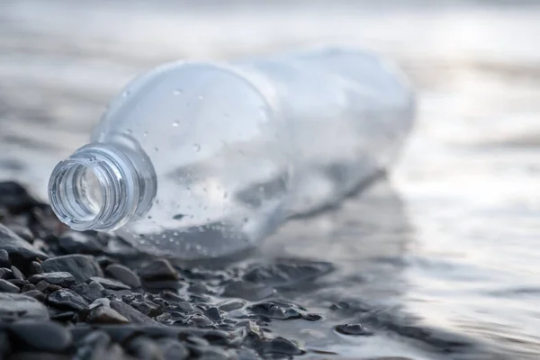 Екологічні Проблеми Забруднення Моря Сміттєвими Водами Сміття Пляжі Порожня Пляшка — стокове фото