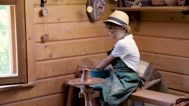 Sculpter argile roue de poterie enfant atelier artisanat. Moulage d'argile enfant poterie art et artisanat enfant. Faire de la poterie artiste garçon façonnage d'argile. Éducation artistique. Artiste céramique enfant créatif enfants développement — Video