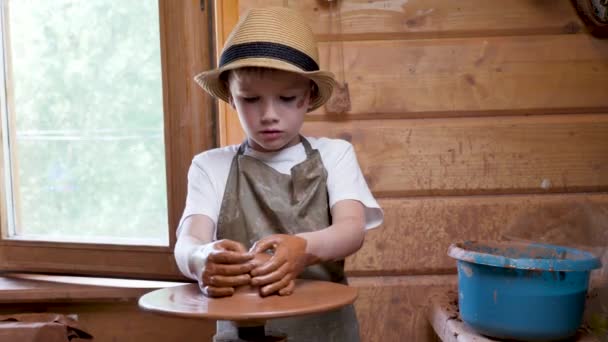 陶瓷艺术家儿童创意儿童的发展。雕塑家陶瓷轮儿童作坊工艺.塑造粘土儿童陶器艺术和工艺的孩子。使陶艺家男孩陶瓷化.艺术教育 — 图库视频影像