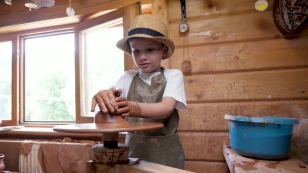 Keramický umělec dítě tvůrčí vývoj dětí. Sochařství hliněné keramiky kolo dětské dílny řemeslo. Lití hliněné dítě keramiky umění a řemeslné dítě. Dělat keramika umělec chlapec jíl tvarování. Výuka umění — Stock video