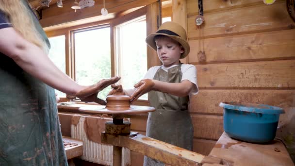 Oficina argila escultura criança aprender artesanato arte educação infantil. Criança artista de cerâmica fazendo moldar barro de cerâmica. Cerâmica ceramista ensina artesanato infantil. Mentoring crianças oleiro argila criança cerâmica arte e artesanato — Vídeo de Stock