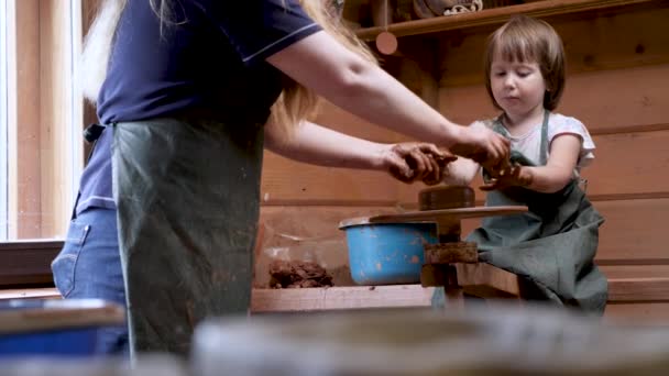 Ceramiczny garncarz uczy rzemiosła dziecięcego. Ceramiczne dziecko artysty tworzące ceramiczną glinę. Warsztaty gliny rzeźbiarskie dziecko uczyć się rzemiosła dziecka edukacji artystycznej. Opieka nad dziećmi garncarz gliny ceramiki dziecka sztuki i rzemiosła — Wideo stockowe