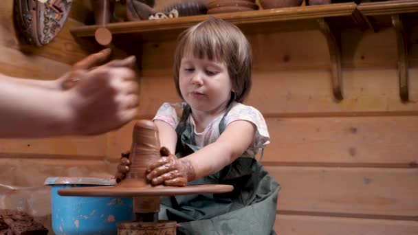 子供の創造的なスタジオを支援するワークショップ粘土彫刻工芸キッズアート教師。陶芸家粘土子供陶芸と工芸品。陶芸家は子供工芸を教える。陶芸家の子供は陶器粘土の形を作る — ストック動画